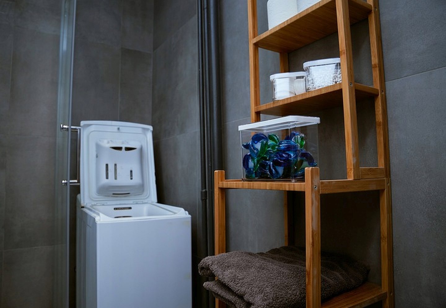 ТОВАРЫ Контейнер для продуктов широкий 2,25л LOFT прозрачный, черный ROTHO 1161008080 в интернет-магазине meandhome.ru