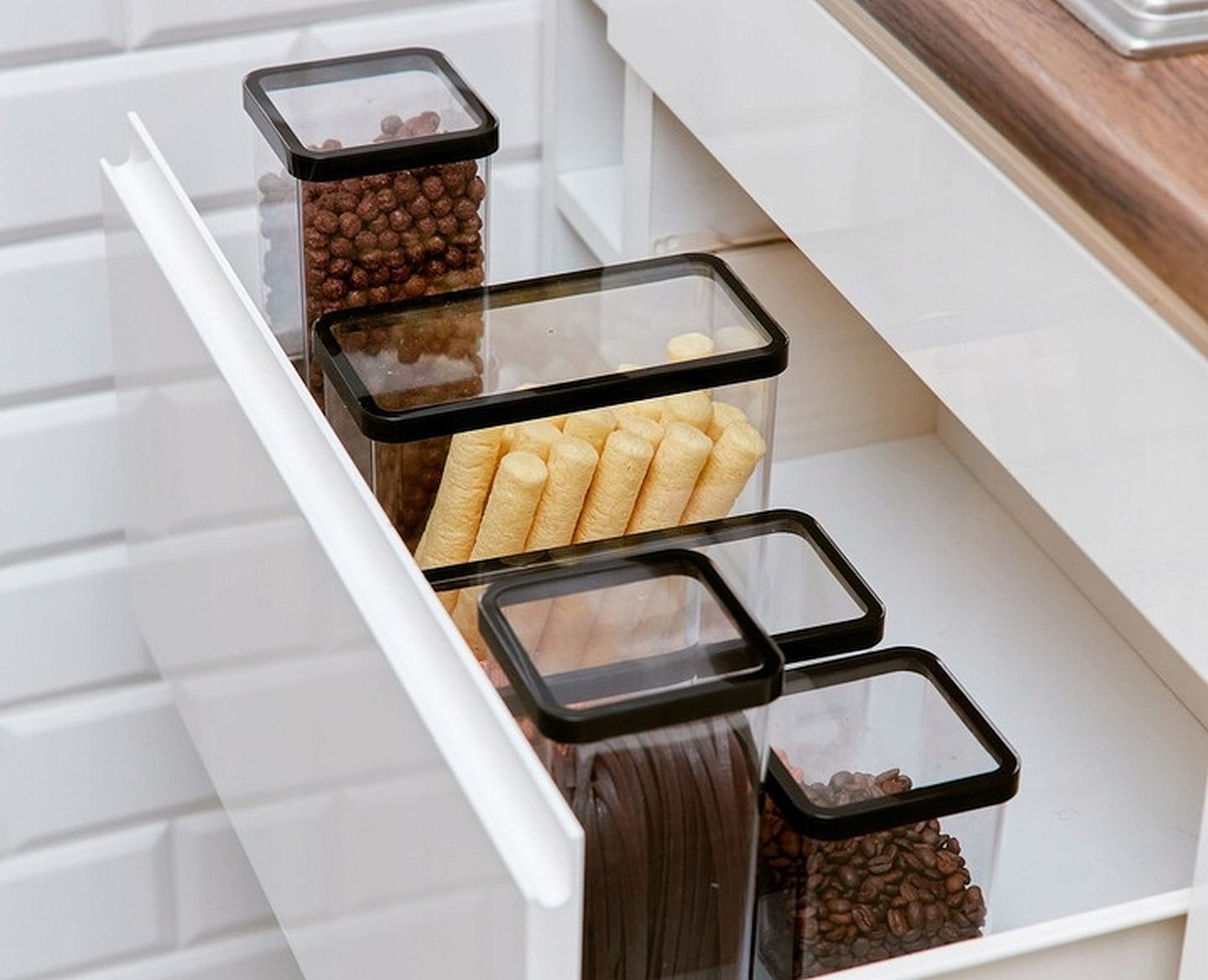 ТОВАРЫ Контейнер для продуктов квадратный 1,5л LOFT прозрачный, черный ROTHO 1160508080 в интернет-магазине meandhome.ru